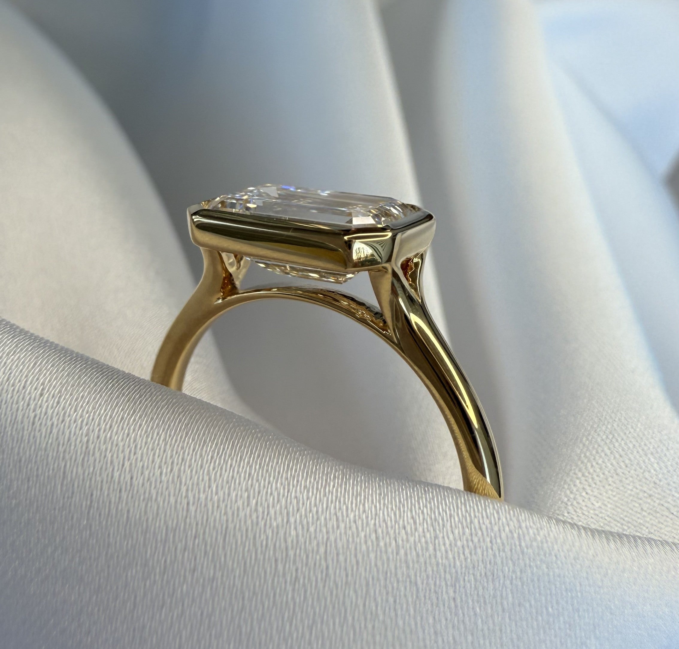 Aeris East-West Emerald Bezel Lab Diamond Engagement Ring – 2.08ct D VVS2 | 18K Yellow Gold 1.8mm Band