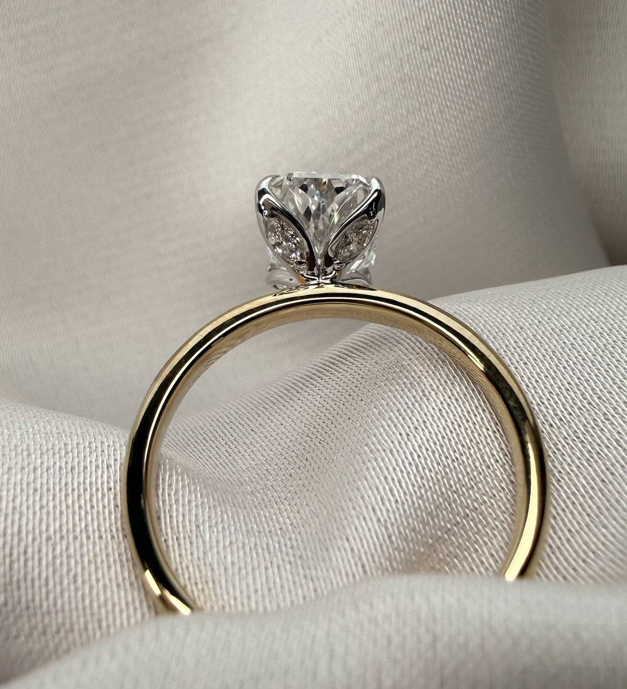 Gold ring with 2ct diamond