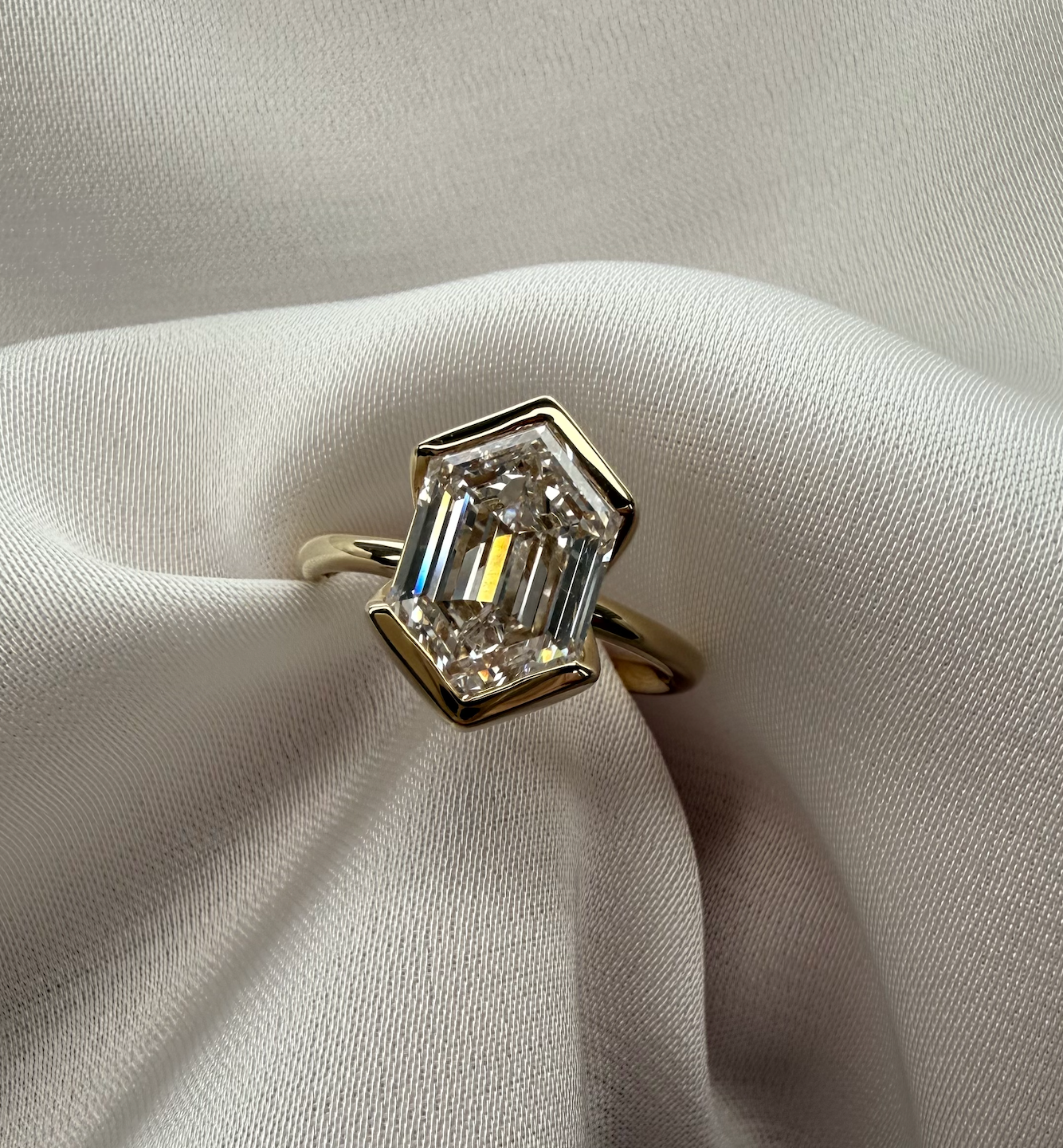 Hexagonal half bezel lab diamond engagement ring – 4ct d vs1 | 18k yellow gold