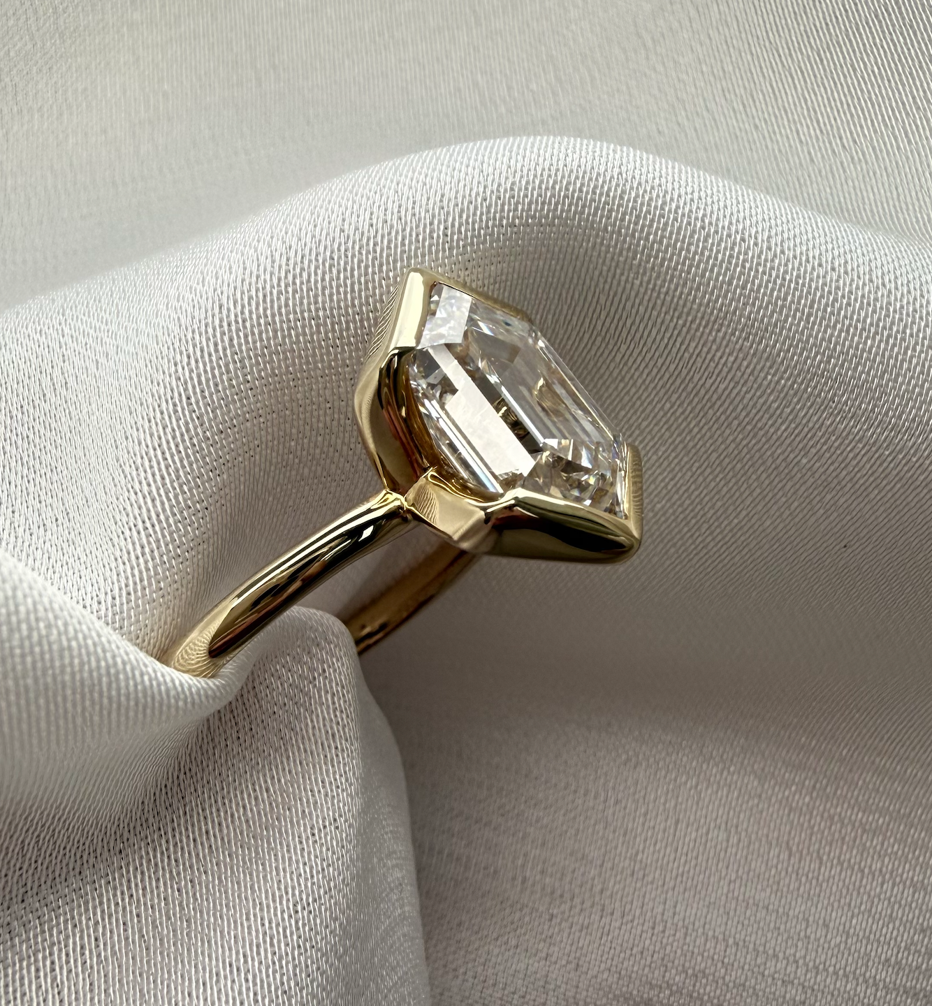 Hexagonal half bezel lab diamond engagement ring – 4ct d vs1 | 18k yellow gold