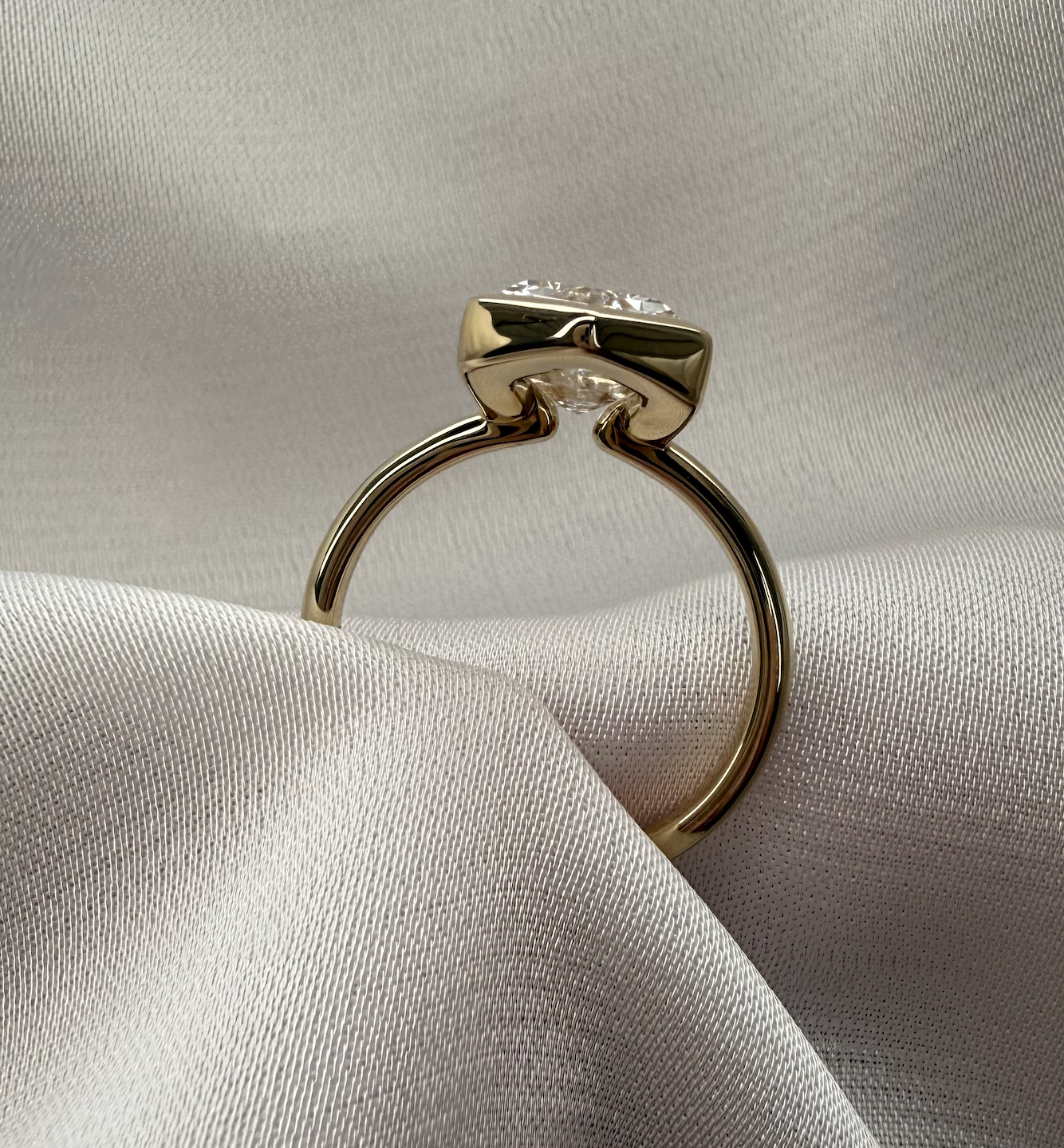 Hexagonal half bezel lab diamond engagement ring – 4ct d vs1 | 18k yellow gold