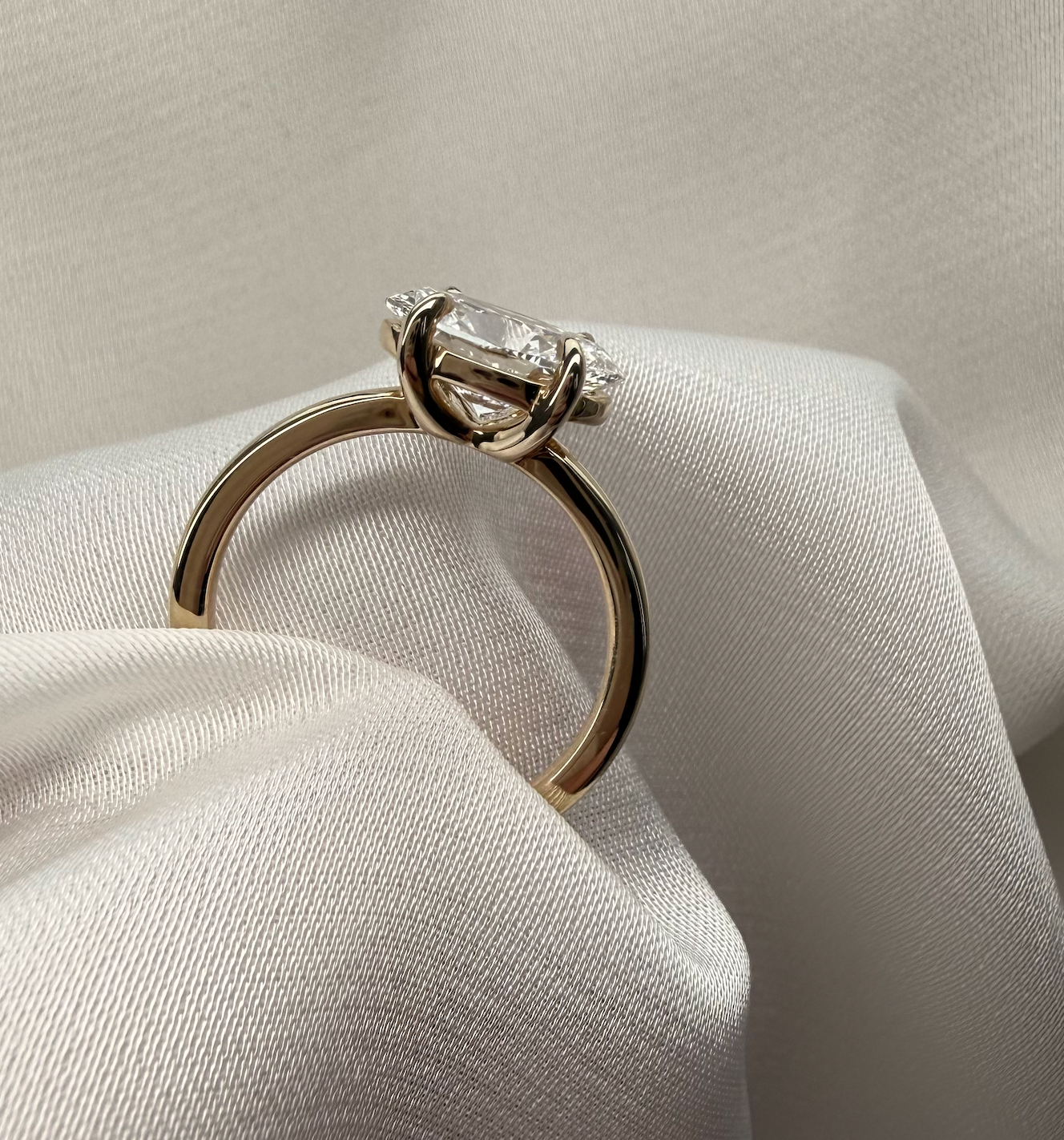 Luna Oval East-West Engagement Ring 14k Yellow Gold