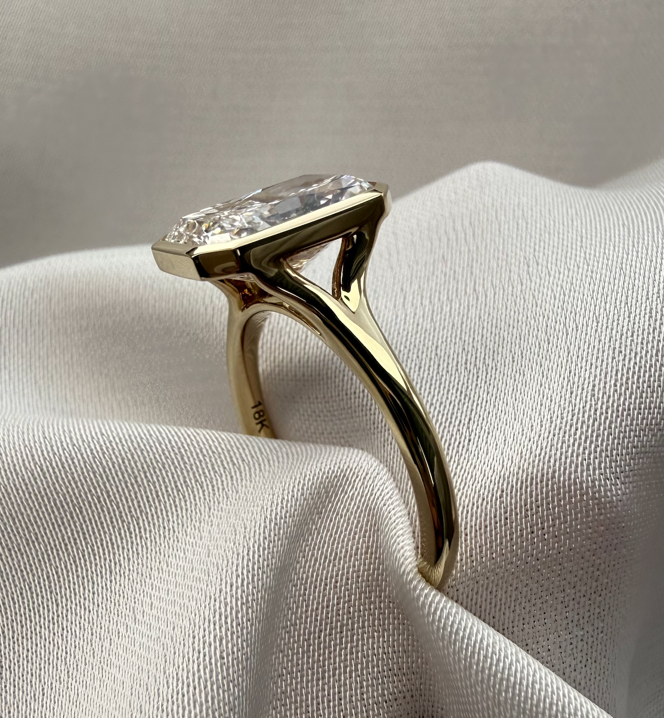 Aeris radiant bezel lab diamond engagement ring – 3.07ct d vvs1 | 18k yellow gold