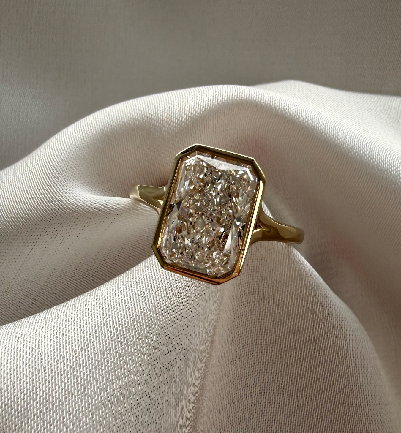 Aeris radiant bezel lab diamond engagement ring – 3.07ct d vvs1 | 18k yellow gold