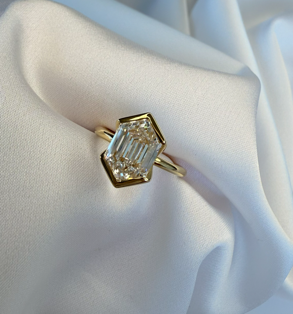 Hexagonal Half Bezel Lab Diamond Engagement Ring – 4CT D VS1 | 18K Yellow Gold