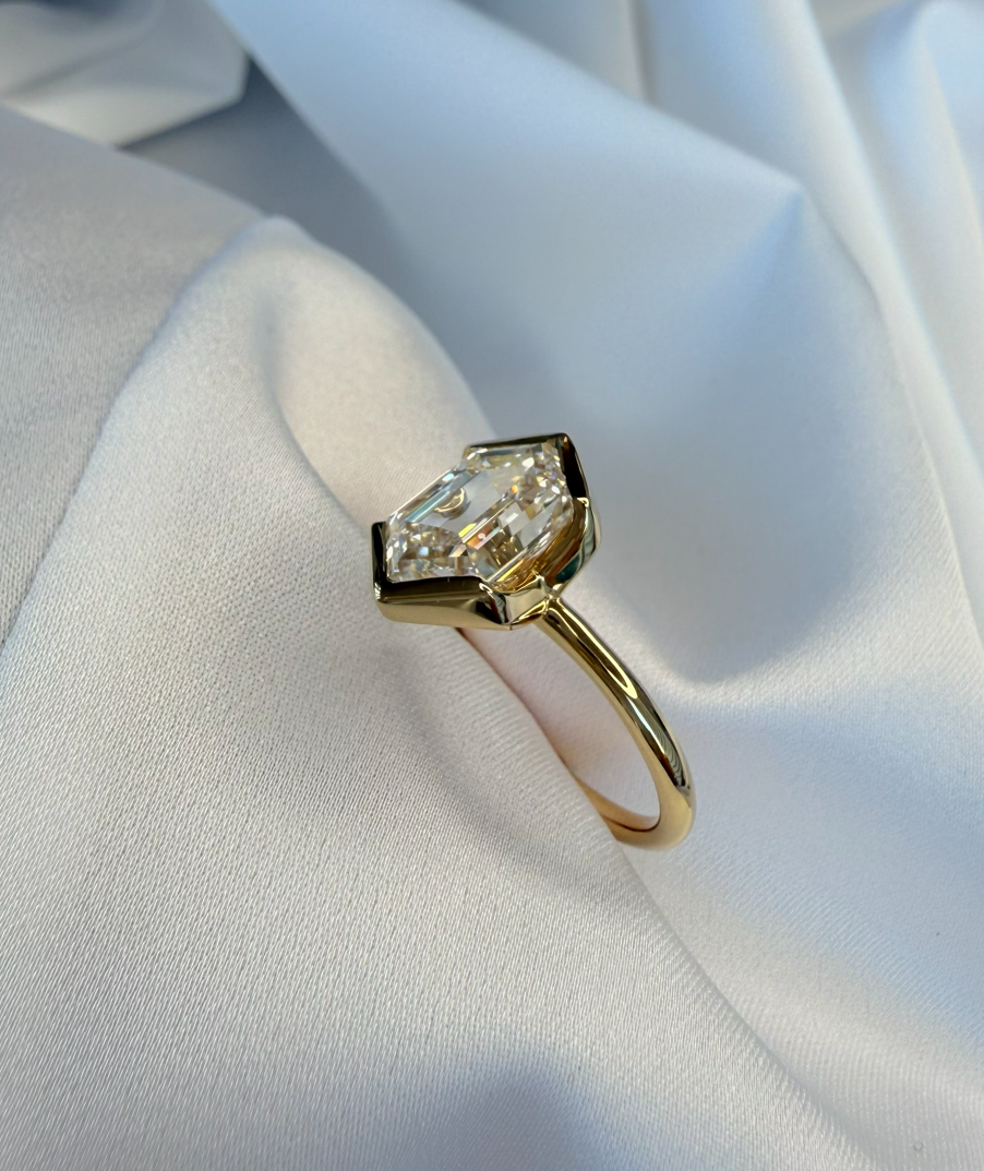 Hexagonal Half Bezel Lab Diamond Engagement Ring – 4CT D VS1 | 18K Yellow Gold