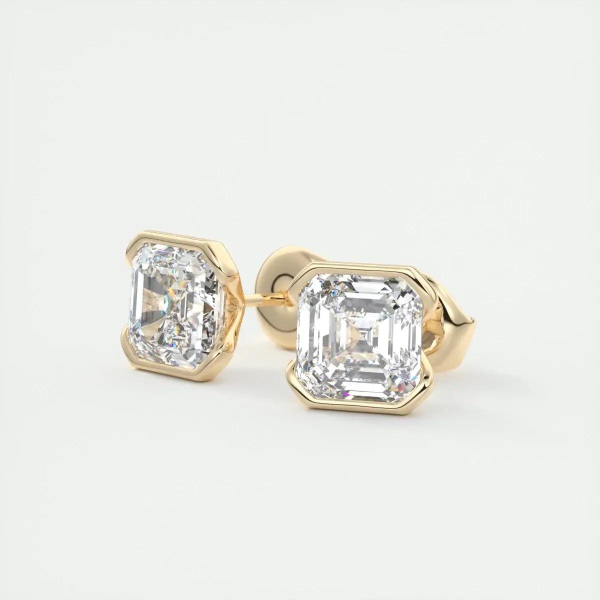 18k yellow gold stud earrings with emerald-cut diamonds.