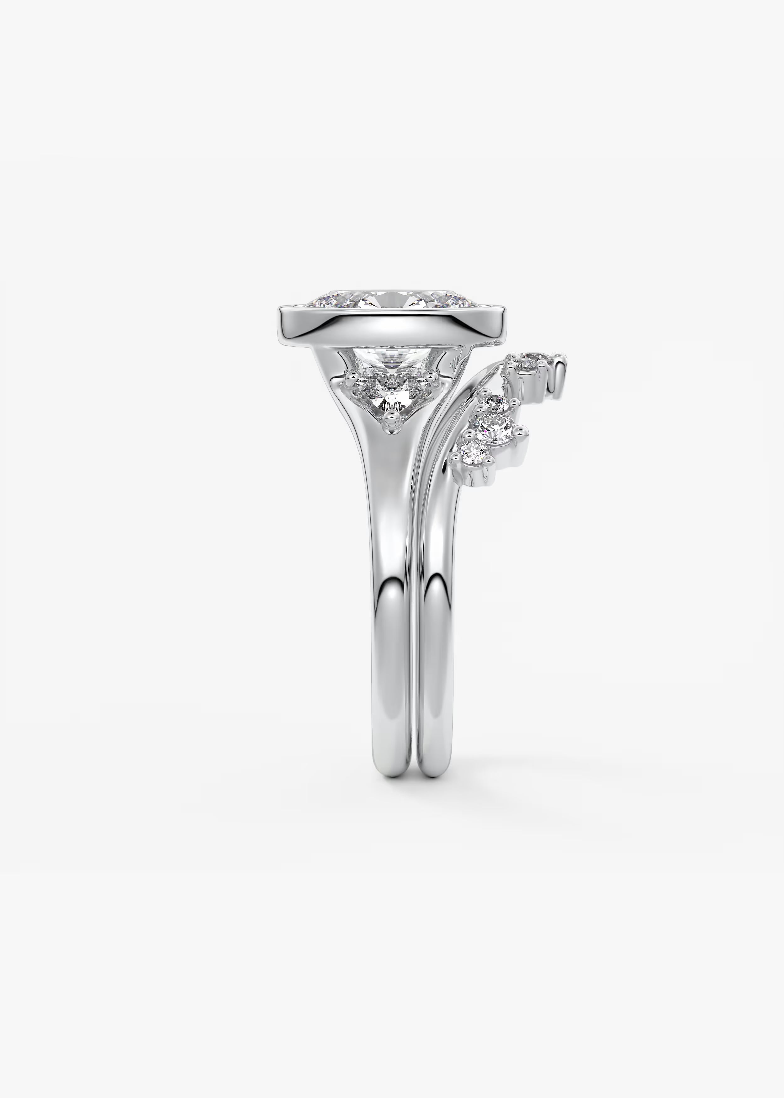 Véda Trilogy – Oval with Trillion Side Stones