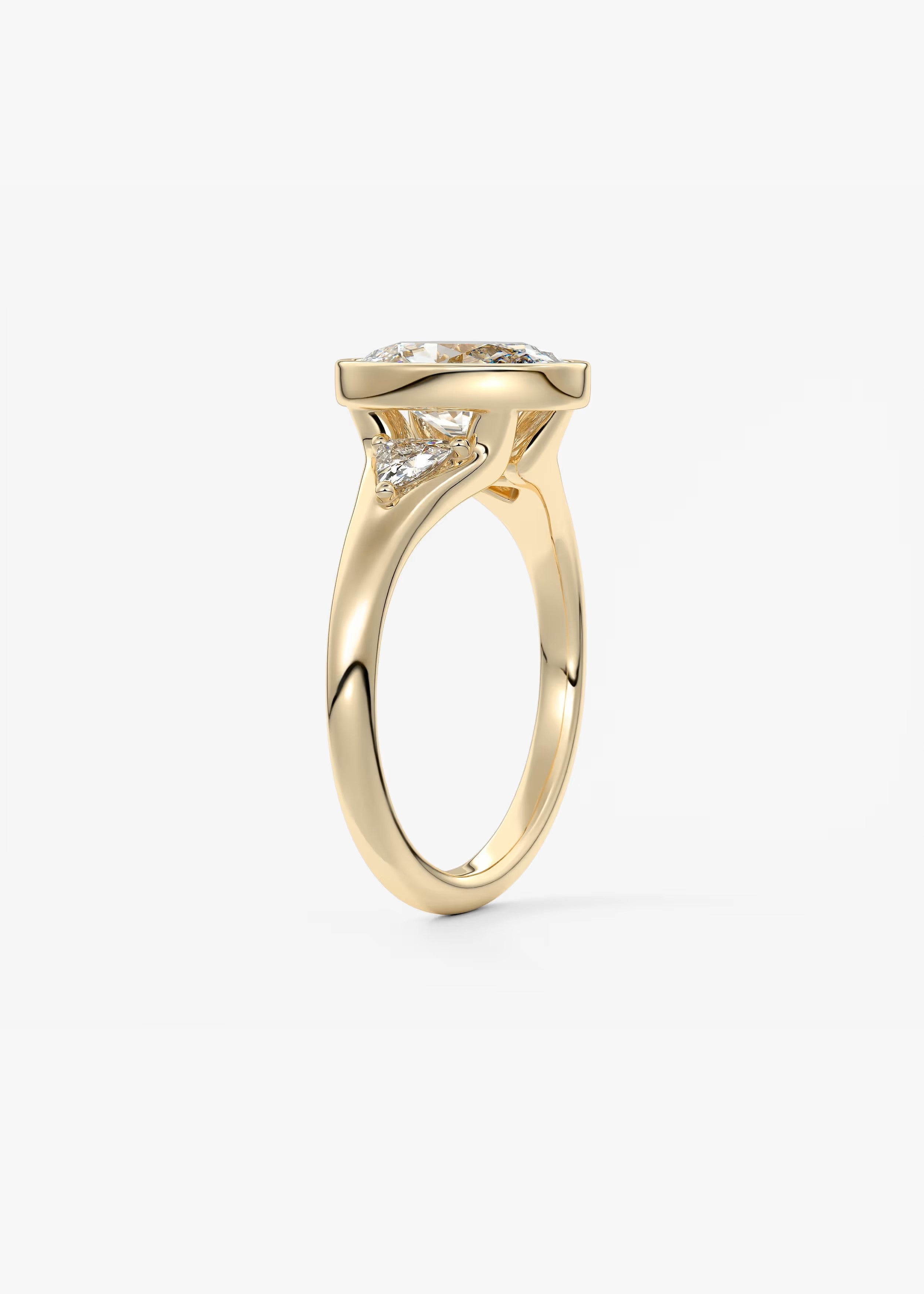 Véda Trilogy – Oval with Trillion Side Stones