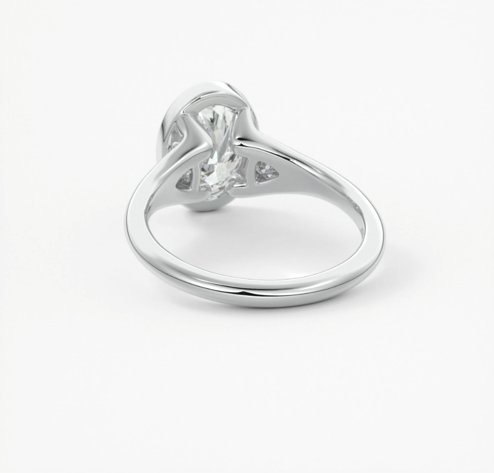 Véda trilogy – oval with trillion side stones