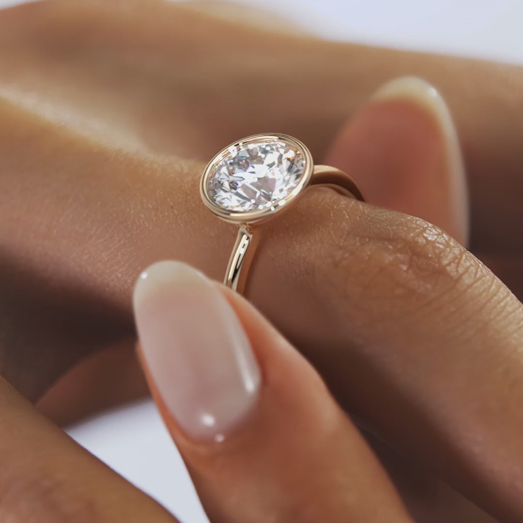 Véda Round Bezel Ring – Lab Diamond or Moissanite