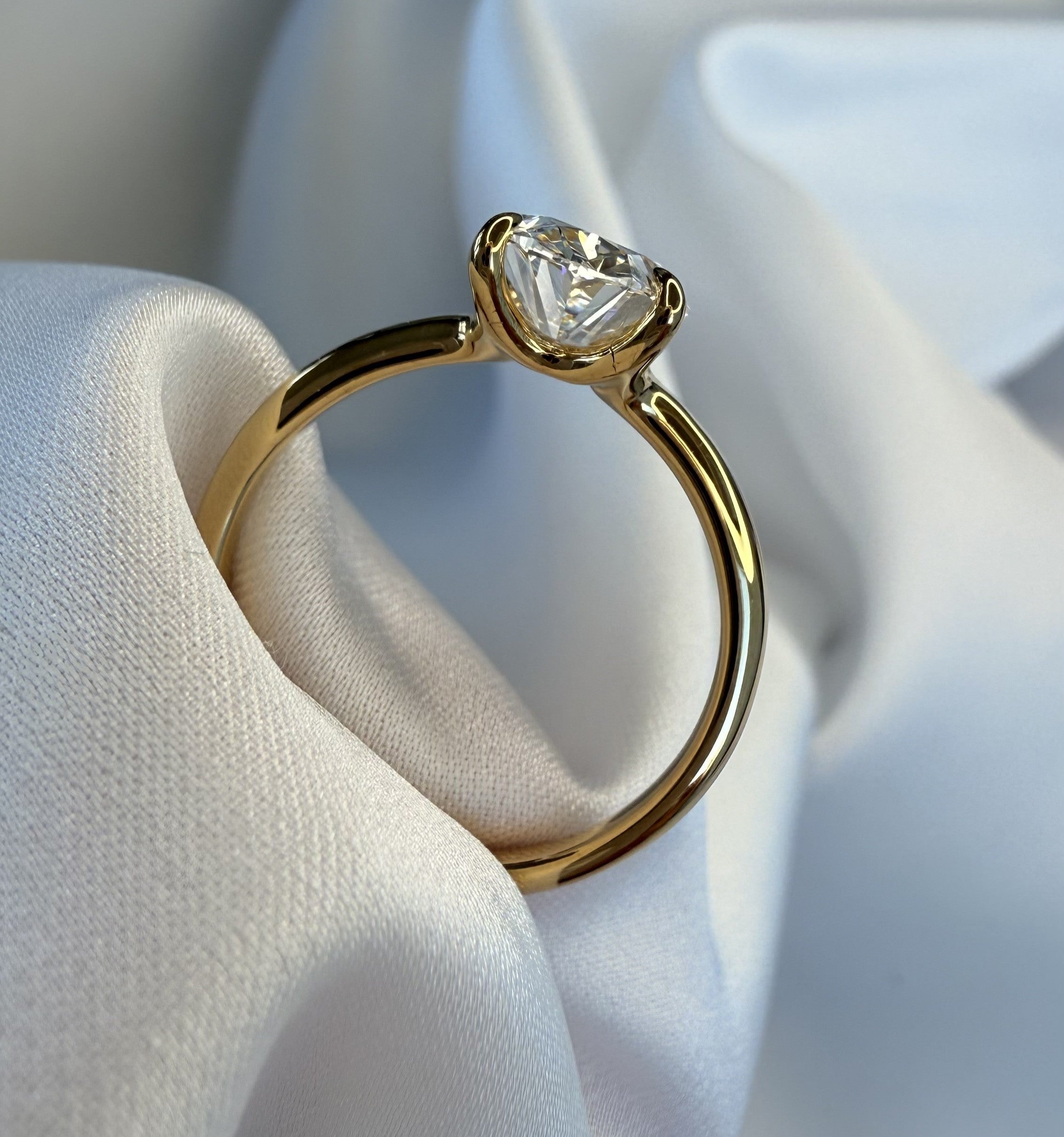 Aura Glide Oval Low-Profile Lab Diamond Engagement Ring – 2.05ct D VVS2