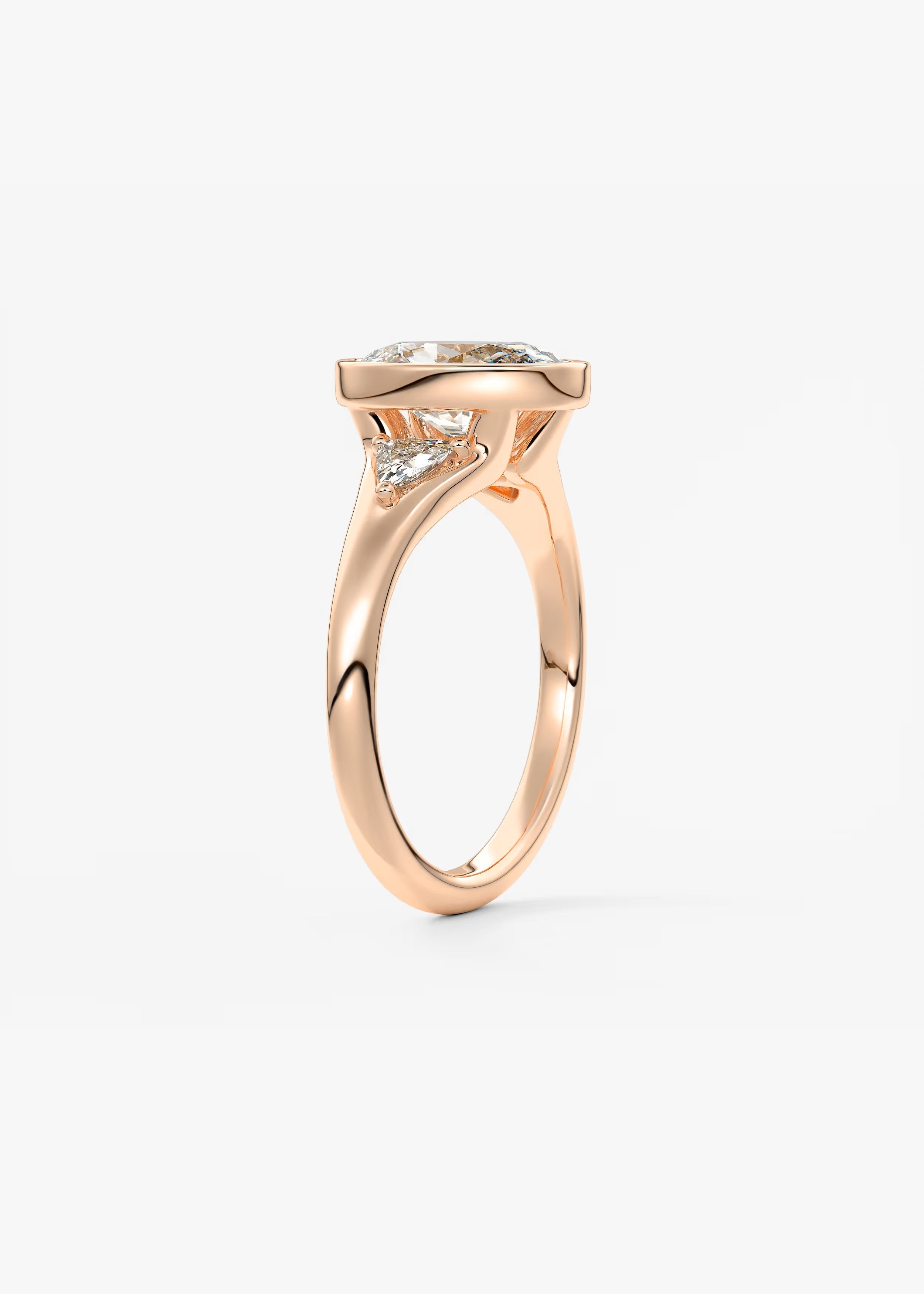 Véda Trilogy – Oval with Trillion Side Stones