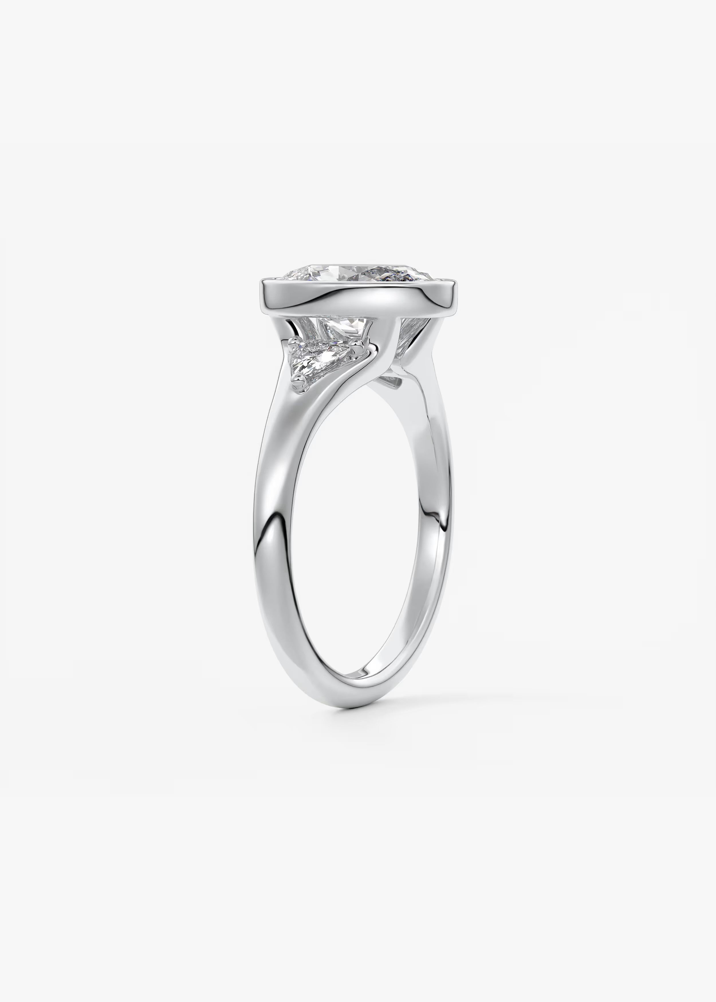 Véda Trilogy – Oval with Trillion Side Stones