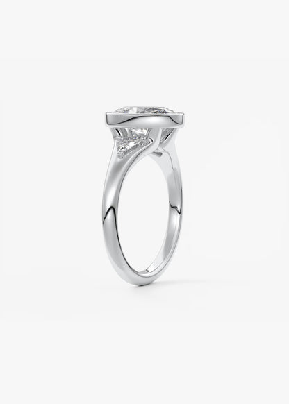 Véda Trilogy – Oval with Trillion Side Stones