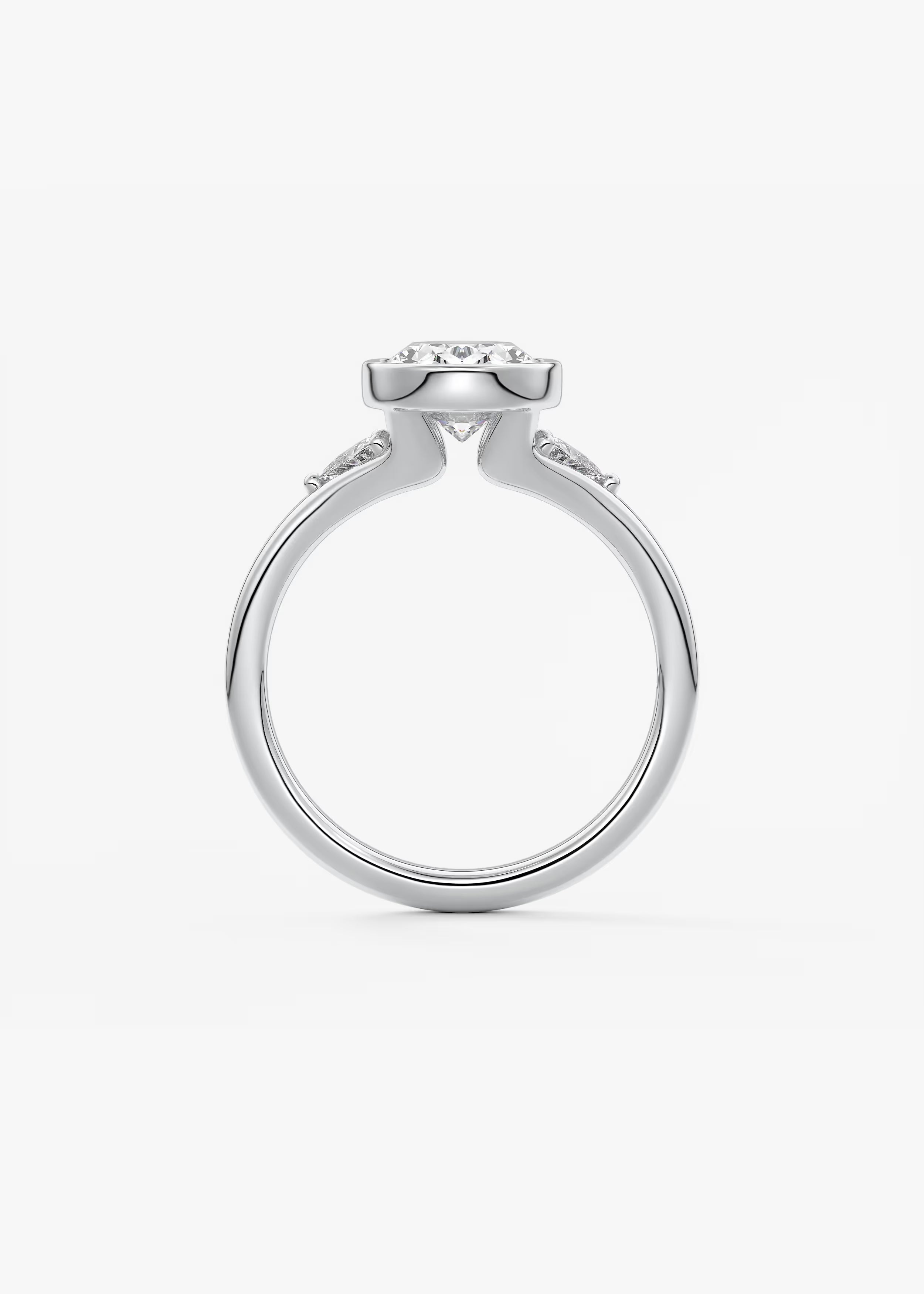 Véda Trilogy – Oval with Trillion Side Stones