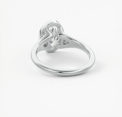 Véda trilogy – oval with trillion side stones
