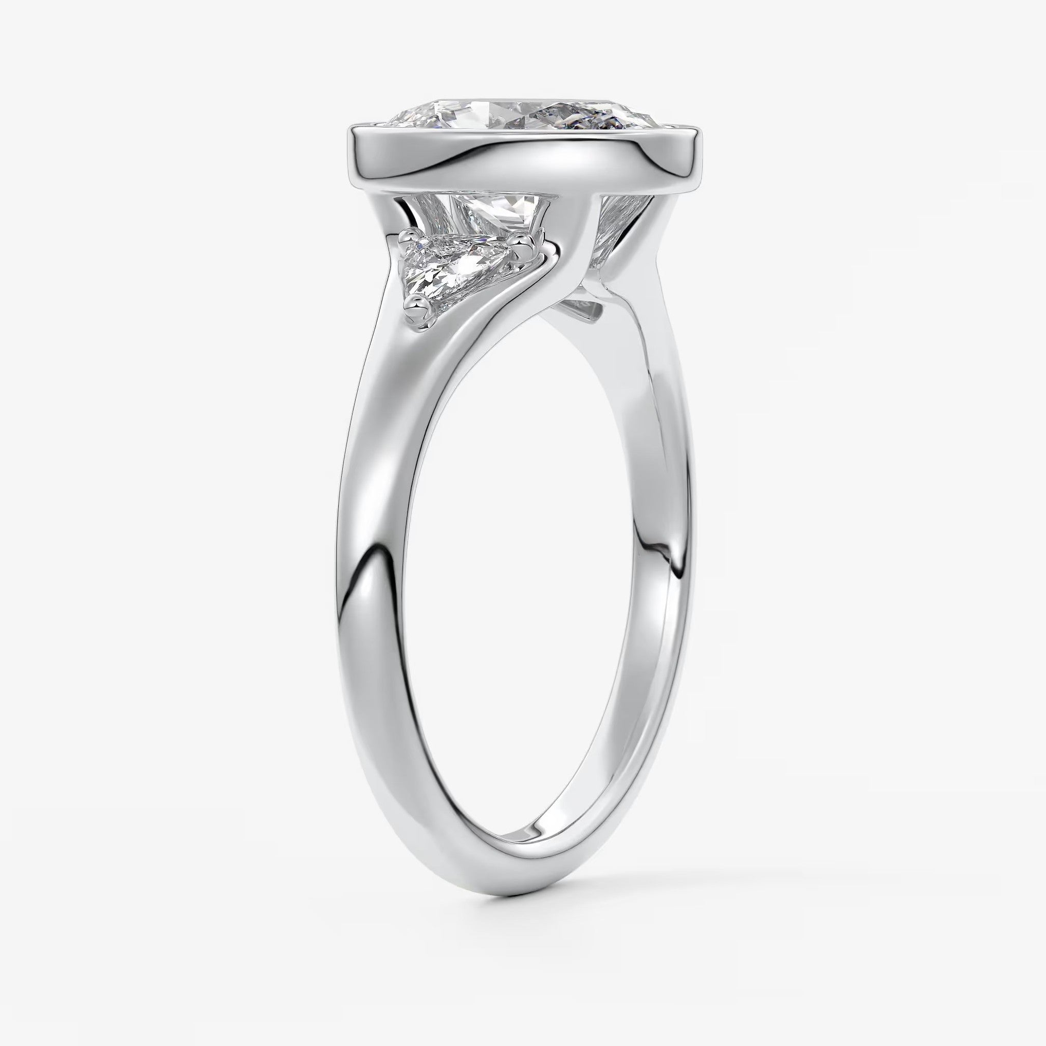 Véda trilogy – oval with trillion side stones