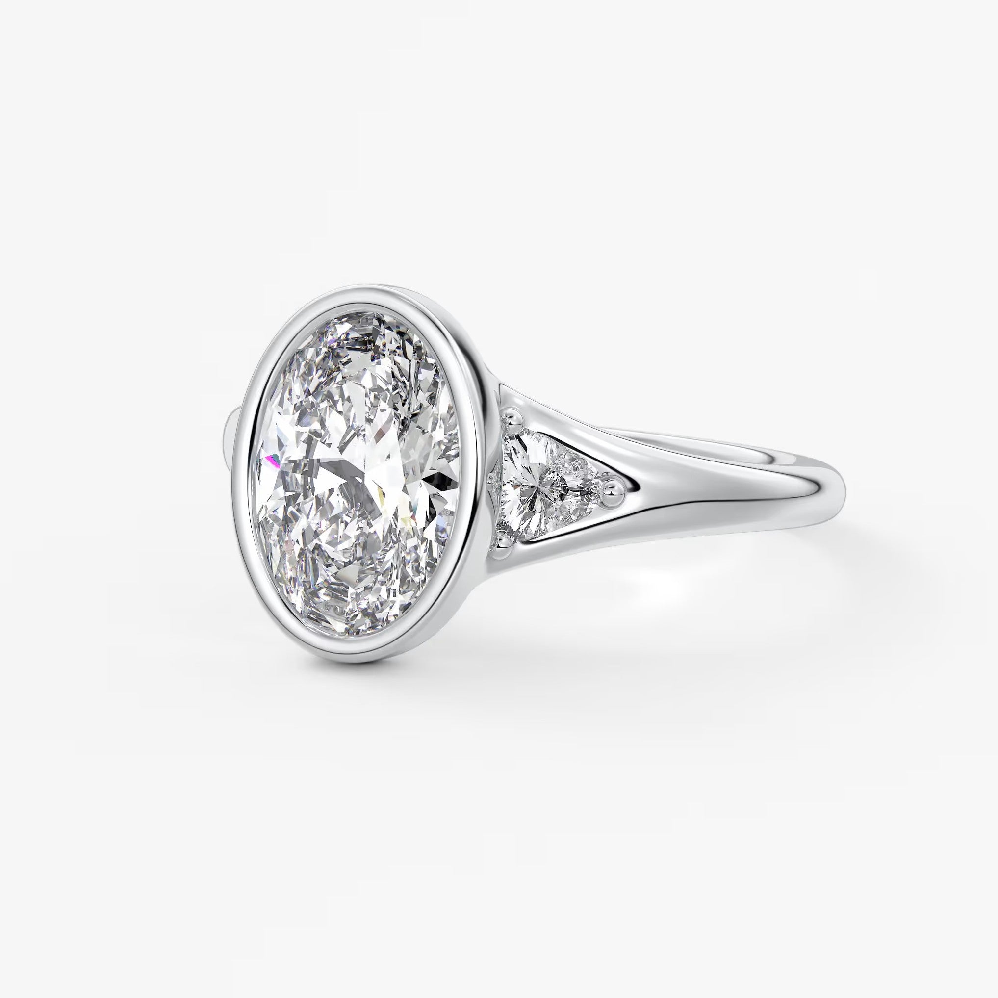 Véda trilogy – oval with trillion side stones