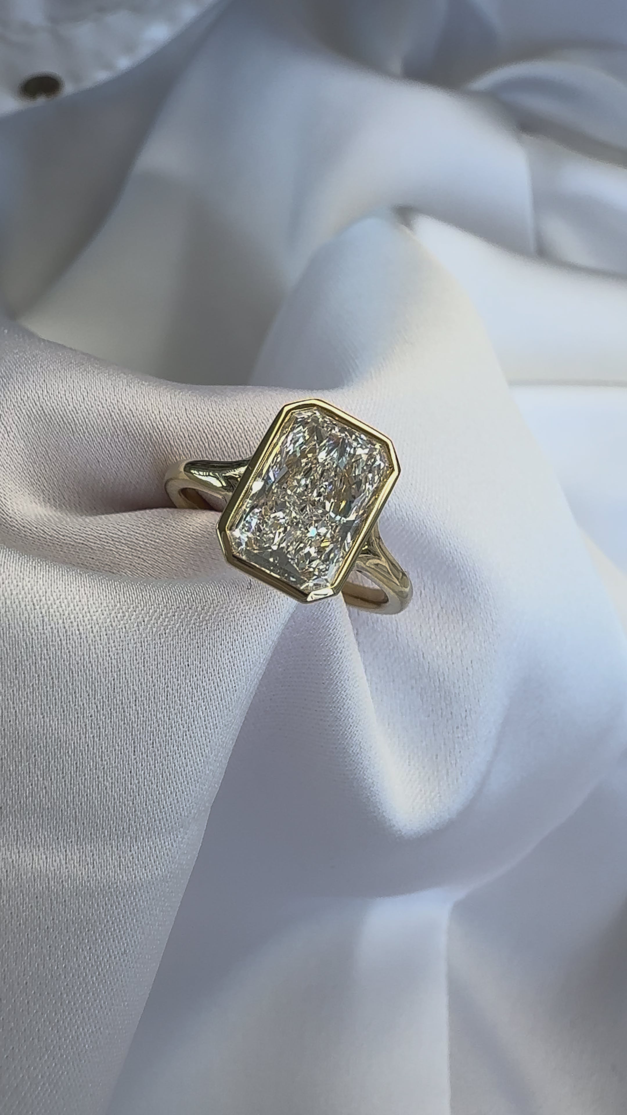 Aeris Radiant Bezel Lab Diamond Engagement Ring – 3.07ct D VVS1 | 18K Yellow Gold