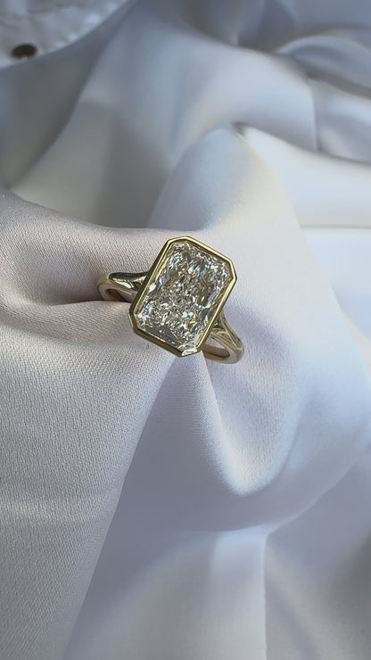Aeris Radiant Bezel Lab Diamond Engagement Ring – 3.07ct D VVS1 | 18K Yellow Gold
