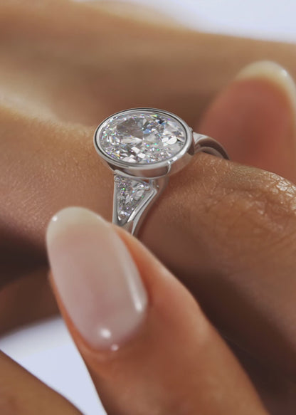 Véda Trilogy – Oval with Trillion Side Stones