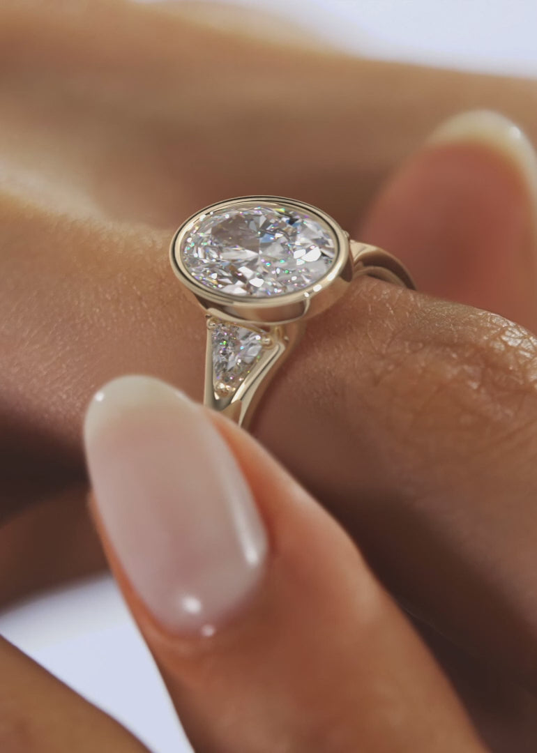 Véda Trilogy – Oval with Trillion Side Stones