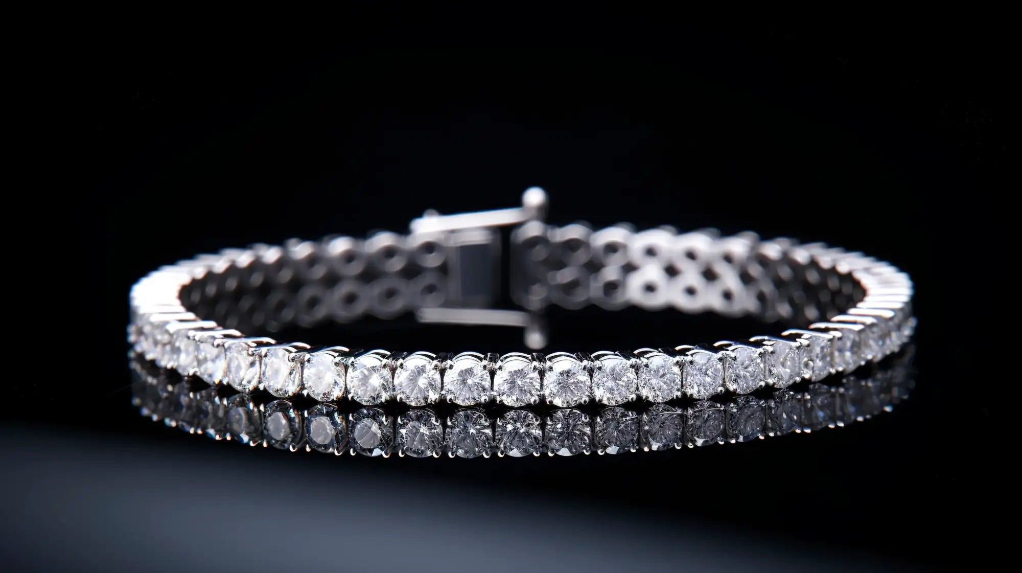 classic-tennis-bracelet-featuring-sparkling-diamonds