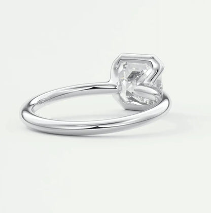 Princess cut diamond engagement ring in white gold.