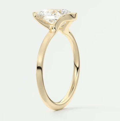 18-karat yellow gold engagement ring with a princess-cut diamond.