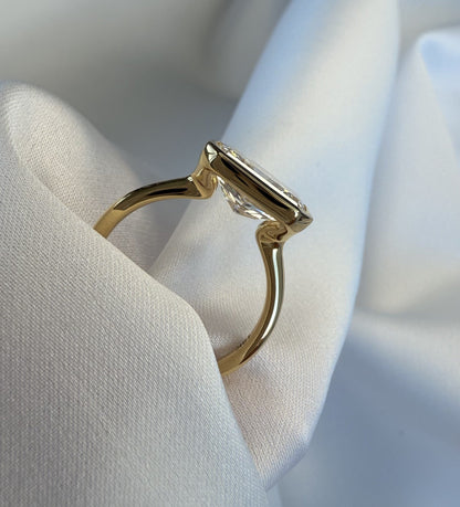 Custom made veda east-west radiant bezel lab diamond ring 3.08ct d vvs2 | 18k yellow gold